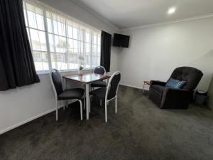 Khu vực ghế ngồi tại BK's Magnolia Motor Lodge