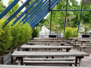 O grădină în afara ibis Styles Paris Bercy