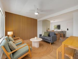 ein Wohnzimmer mit Sofa und Tisch in der Unterkunft Blue Lotus Riverfront Villas Nelligen in Nelligen