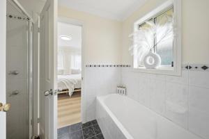 Koupelna v ubytování Bellbird Willow Hunter Escape by Nature & Winery + 24 fotografií