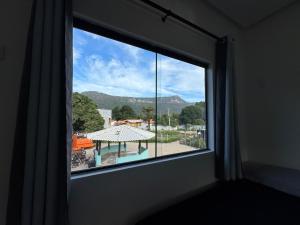 パウメイラスにあるFlat Completoの庭を望む窓 +3枚の写真