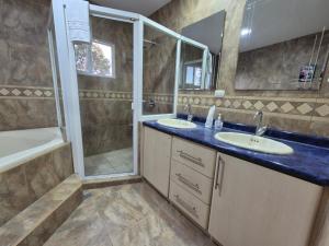 Ένα μπάνιο στο The Diamond Hotel San Benito