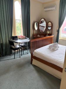 Giường trong phòng chung tại The Heritage Guesthouse Bombala