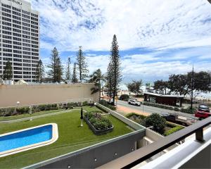 Swimmingpoolen hos eller tæt på Surfers Sunrise Retreat