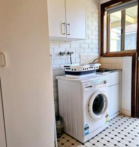 Кухня или мини-кухня в The Little Benalla Escape - Cosy Country Getaway
 +7 фотографий