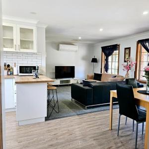 Кухня или мини-кухня в The Little Benalla Escape - Cosy Country Getaway
