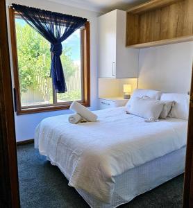 Кровать или кровати в номере The Little Benalla Escape - Cosy Country Getaway