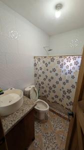 ein Badezimmer mit Waschbecken und Toilette in der Unterkunft Casa Rancho El Capulín en Grutas de Tolantongo 