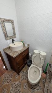 ein Badezimmer mit Waschbecken und Toilette in der Unterkunft Casa Rancho El Capulín en Grutas de Tolantongo  + 12 Fotos