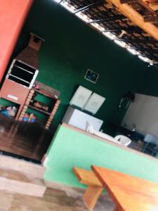 een keuken met een tafel in een kamer bij Casa vista da serra verde in Santana do Riacho +5 foto's