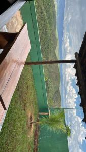 een bovenaanzicht van een berg met een palmboom bij Casa vista da serra verde in Santana do Riacho