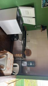 een badkamer met wastafel en toilet in een kamer bij Casa vista da serra verde in Santana do Riacho