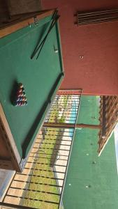 een groene pooltafel met ballen erop bij Casa vista da serra verde in Santana do Riacho