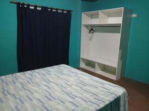 een slaapkamer met een bed en een zwart douchegordijn bij Isaac in Ostende