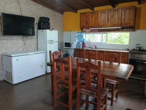 een keuken met een houten tafel en houten stoelen bij Isaac in Ostende