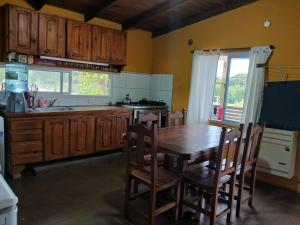 een keuken met een houten tafel en houten kasten bij Isaac in Ostende