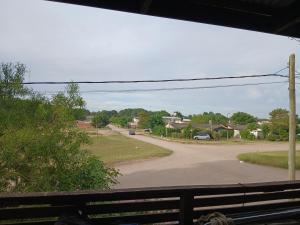 een uitzicht vanuit een treinraam van een weg bij Isaac in Ostende