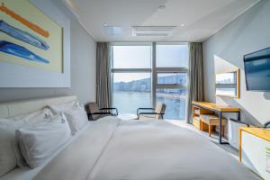 Postel nebo postele na pokoji v ubytování Oceanstay Hotel