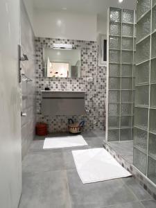 Phòng tắm tại Luxueux Appartement Central Parc