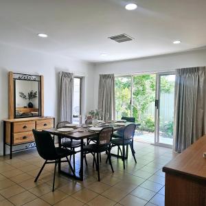 Un comedor con mesa y sillas en Garden Retreat on Orr, en Shepparton
