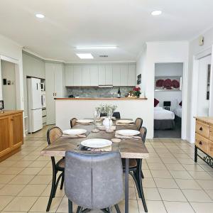 Una cocina y un comedor con mesa y sillas. en Garden Retreat on Orr, en Shepparton 13 fotos más