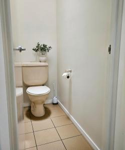 baño con aseo y planta en Garden Retreat on Orr, en Shepparton