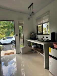 a kitchen with a view of a car parked in a driveway at Bungalows Chachagüita in Fortuna