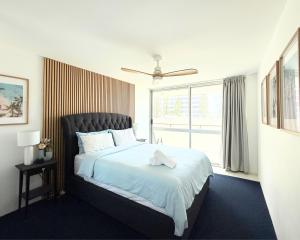 En eller flere senge i et værelse på Surfers Sunrise Retreat + 9 billeder