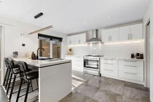 Kuchyň nebo kuchyňský kout v ubytování Whakata on McBride + 20 fotografií