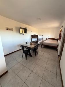 圣胡利安港Cabañas La Sonrisa的带桌子和床的客厅