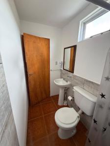 圣胡利安港Cabañas La Sonrisa的带马桶和水槽的浴室 更多5张照片