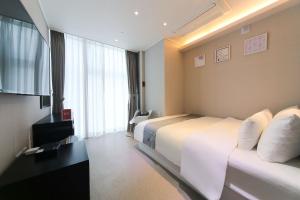 TV a/nebo společenská místnost v ubytování Oceanstay Hotel + 30 fotografií