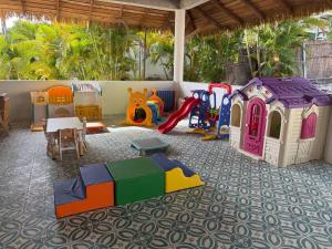 ロン島にあるThe One Resortの多種多様な遊具を備えた部屋