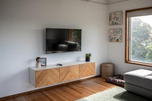 Et tv og/eller underholdning på Walk to Beach Pet friendly Sleep 5