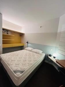 Summit Flat São José dos Campos في ساو جوزيه دوس كامبوس: سرير أبيض كبير في الغرفة