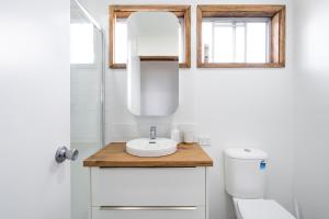 Et badeværelse på Walk to Beach Pet friendly Sleep 5 + 20 billeder