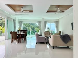 Posezení v ubytování Kamala Seaview - 3 BR Private Pool Villa