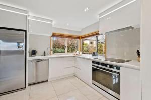 Кухня или мини-кухня в Lakeside Indulgence on Wilmot
