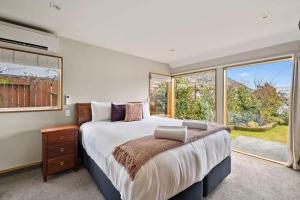 Кровать или кровати в номере Lakeside Indulgence on Wilmot