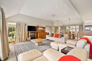 Телевизор и/или развлекательный центр в Lakeside Indulgence on Wilmot +18 фотографий