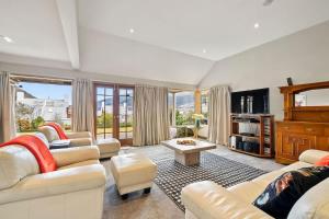 Телевизор и/или развлекательный центр в Lakeside Indulgence on Wilmot