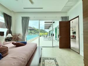 Postel nebo postele na pokoji v ubytování Kamala Seaview - 3 BR Private Pool Villa + 176 fotografií
