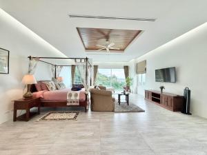 TV a/nebo společenská místnost v ubytování Kamala Seaview - 3 BR Private Pool Villa