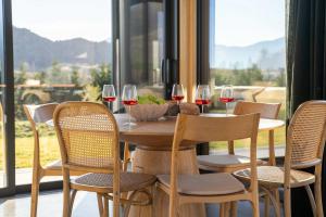 Nespecifikovaný výhled na hory nebo výhled na hory při pohledu z prázdninového domu