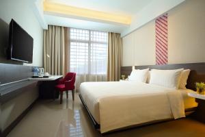 Un pat sau paturi într-o cameră la Hotel Santika Premiere ICE - BSD City