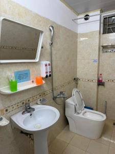 a bathroom with a toilet and a sink at Nhà Nghỉ Đông Phương in Lạng Sơn