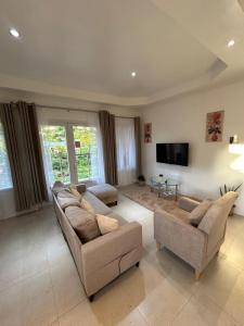 TV a/nebo společenská místnost v ubytování Agape Suites-Room 3- 1st Floor