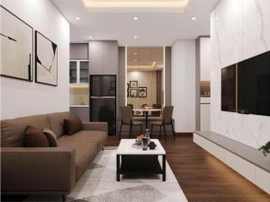 Asahi Luxstay - Benhill Apartment Binh Duong في Thuan An: غرفة معيشة بها أريكة وطاولة