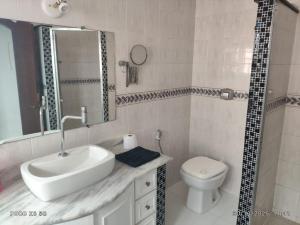 Et badeværelse på Mirante da Gavião House + 11 billeder