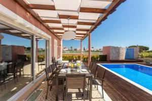 Swimmingpoolen hos eller tæt på Blue Heaven Luxury V5